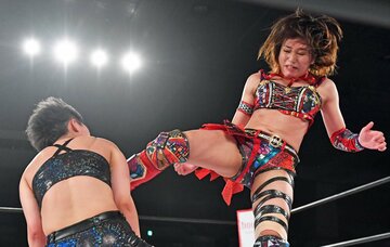  同じＤＤＭのＭＩＲＡＩ(左)に容赦ないキックを放つ朱里（東スポWeb）