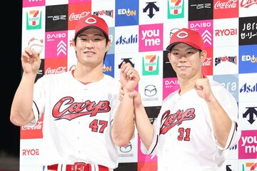 お立ち台で斉藤優汰(左)と称える広島・坂倉将吾