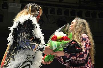 故ブラック・キャットさんの妻・ユキエさんに花束を手渡す棚橋弘至