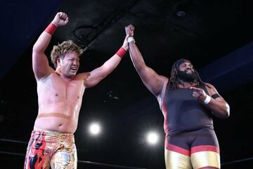 健闘を称え合う宮原健斗（左）とオデッセイ