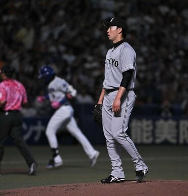 ３回裏無死で中日・カリステ（左）に同点本塁打を打たれた森田駿哉