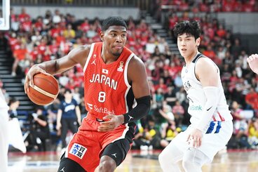 日韓戦で実績にたがわぬ存在感を見せつけた八村塁(左)