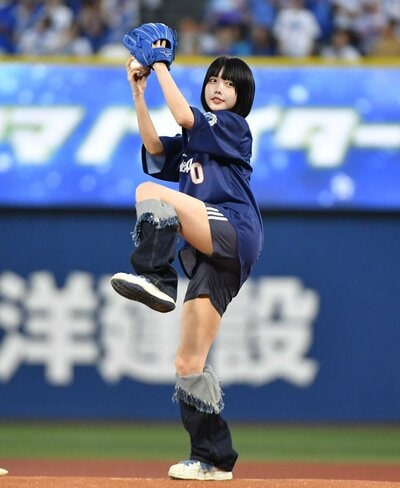 写真：【DeNA】あのちゃんが始球式でノーバウンド投球を披露