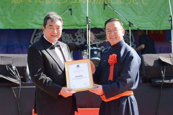 モンゴル国環境観光大臣のバト・エレデネ氏(右)から任命状を受け取った小林旭