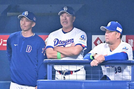 待ちに待った本拠地開幕でも、流れをつかめなかった中日・井上監督(中)