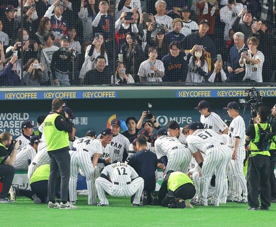 円陣の声出しをする侍ジャパン・森下翔太(中央左)