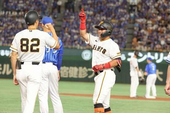 初安打を放ち、喜ぶ浅野翔吾