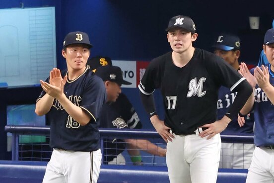 球宴第２戦で侍リレーを再現した山本由伸（左）と佐々木朗希