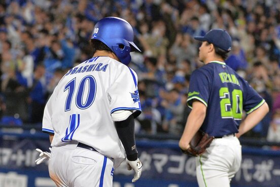 戸柱（左）に３ランを打たれた木沢