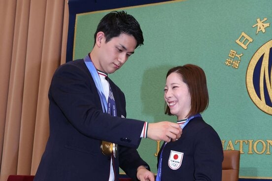 三浦璃来(右)のメダルのリボンを直す木原龍一