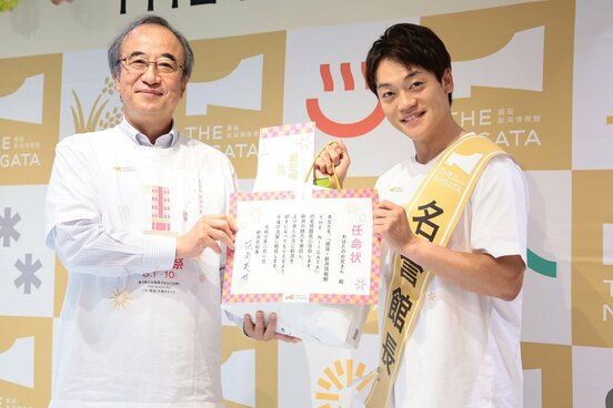 花角英世新潟県知事（左）とおばたのお兄さん