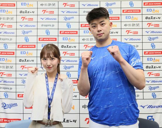 ガッツポーズを見せる熊崎晴香と松山晋也