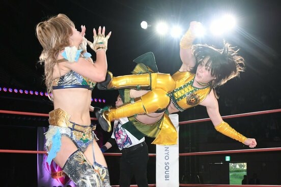 デビュー戦で躍動した七世真理子(右)