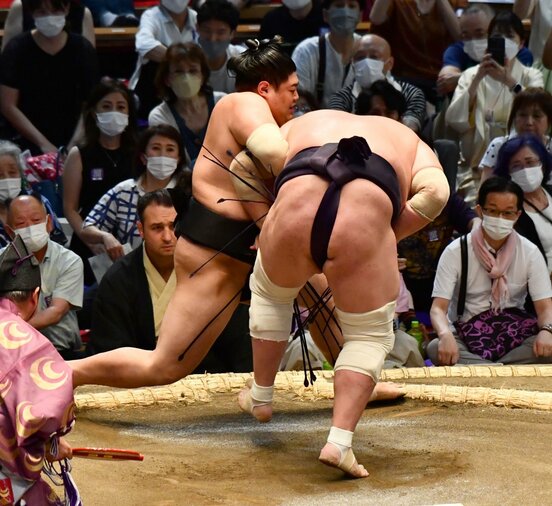  照ノ富士(右)を送り出しで撃破した阿炎(東スポWeb)