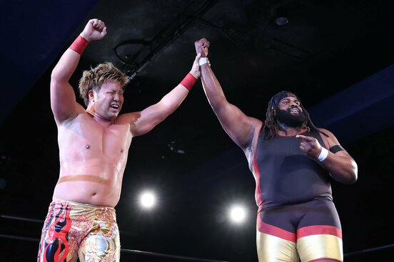 健闘を称え合う宮原健斗（左）とオデッセイ