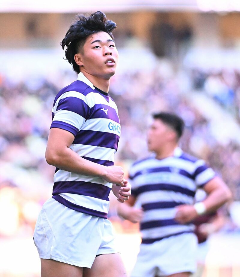 １年生とは思えぬプレーと度胸を見せた明大・古賀龍人(手前)