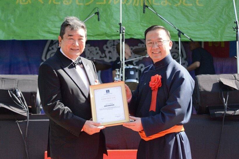 モンゴル国環境観光大臣のバト・エレデネ氏(右)から任命状を受け取った小林旭
