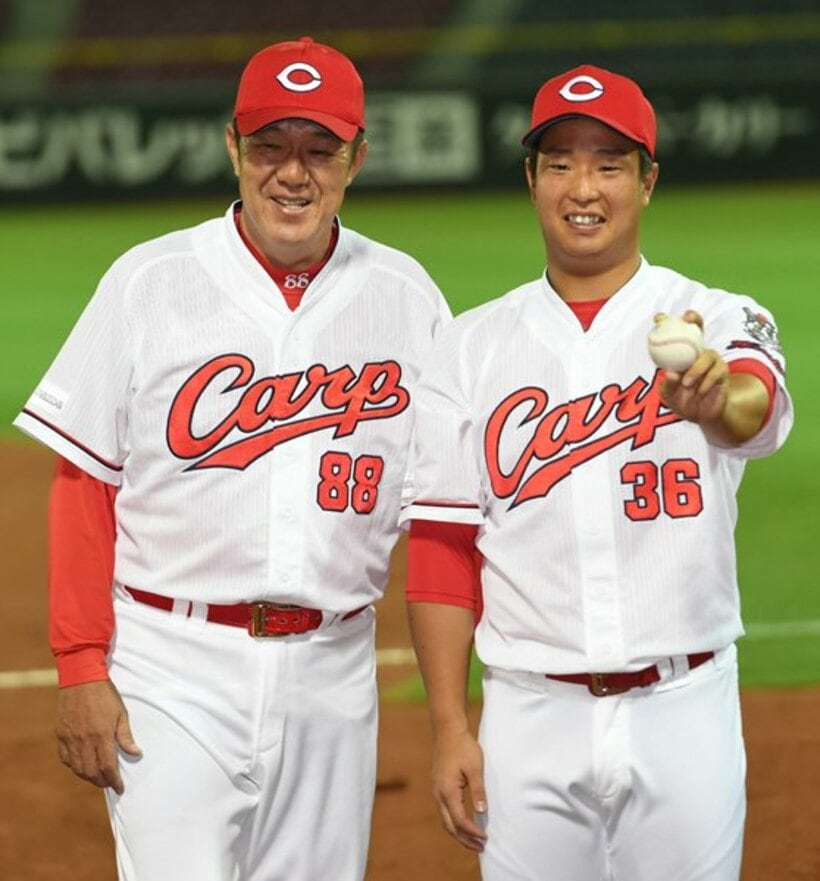 ６年目でプロ初勝利を挙げた塹江(右)は佐々岡監督に祝福されてこの笑顔