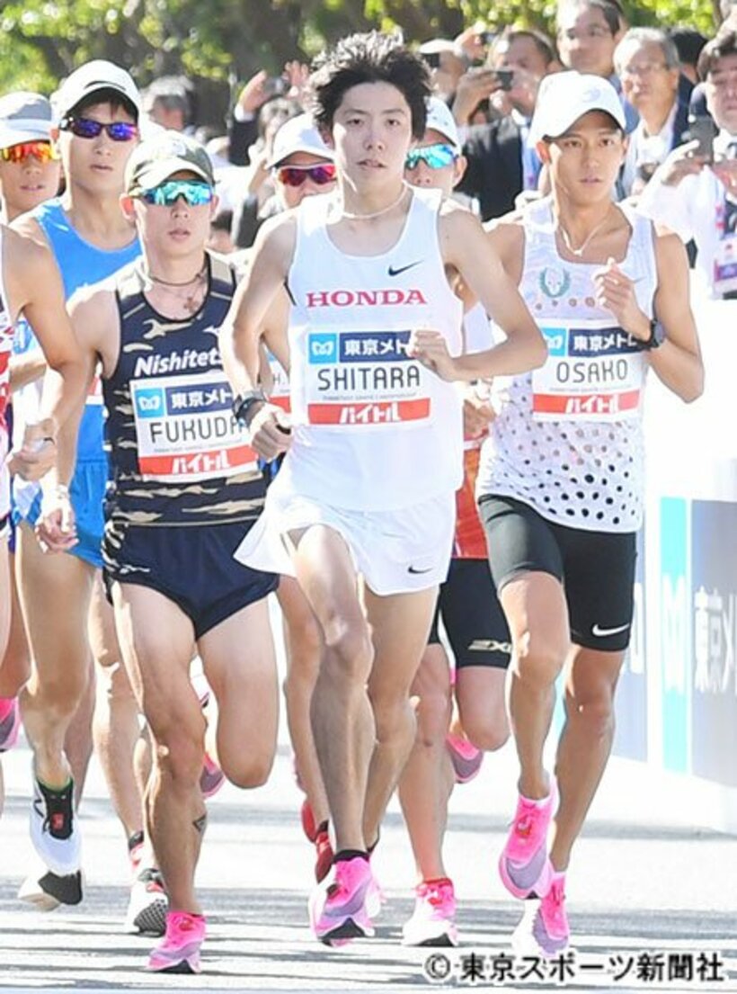  レース序盤から大逃げを打った設楽悠太（中央）