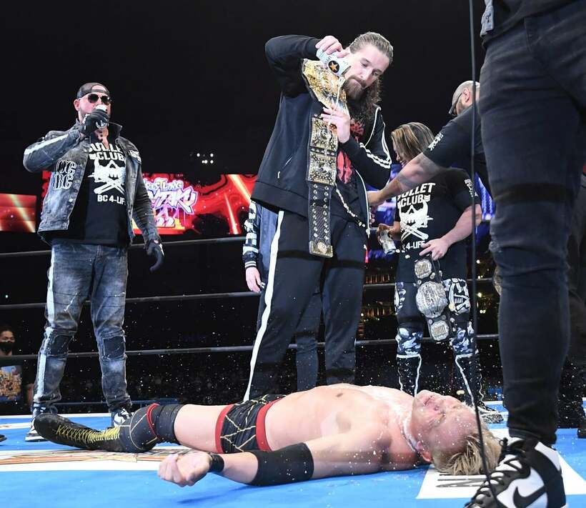  試合後乱入したジェイ・ホワイトにビールをかけられるオカダ（東スポWeb）