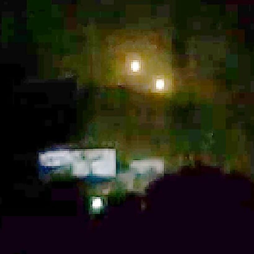 上方に２つが斜めに並ぶ発光体