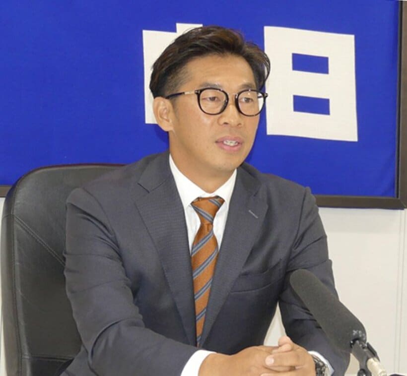  契約更改を終えて会見する山井