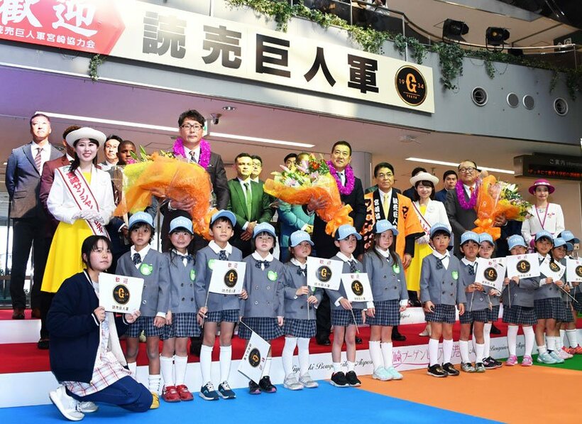 例年は１月末にキャンプ地入りするが…（写真は巨人の宮崎入り＝２０２０年１月３１日）