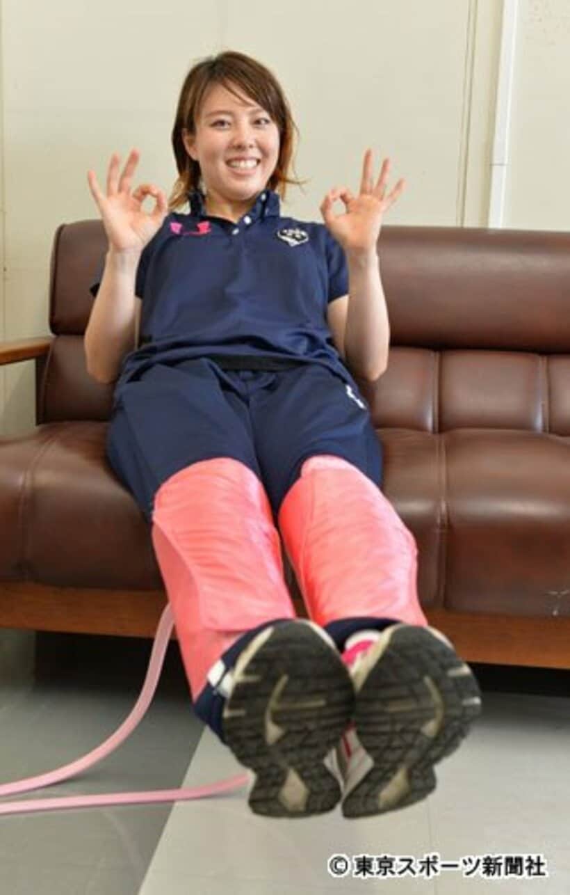  マッサージ器でくつろぐ竹井奈美