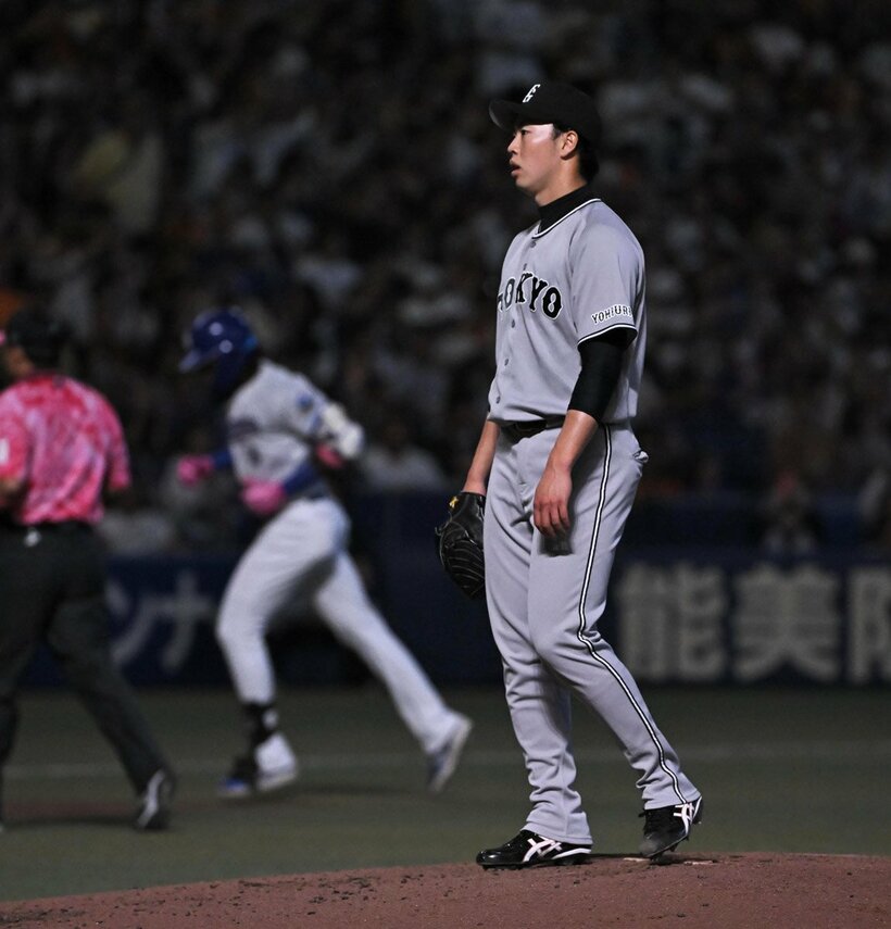 ３回裏無死で中日・カリステ（左）に同点本塁打を打たれた森田駿哉