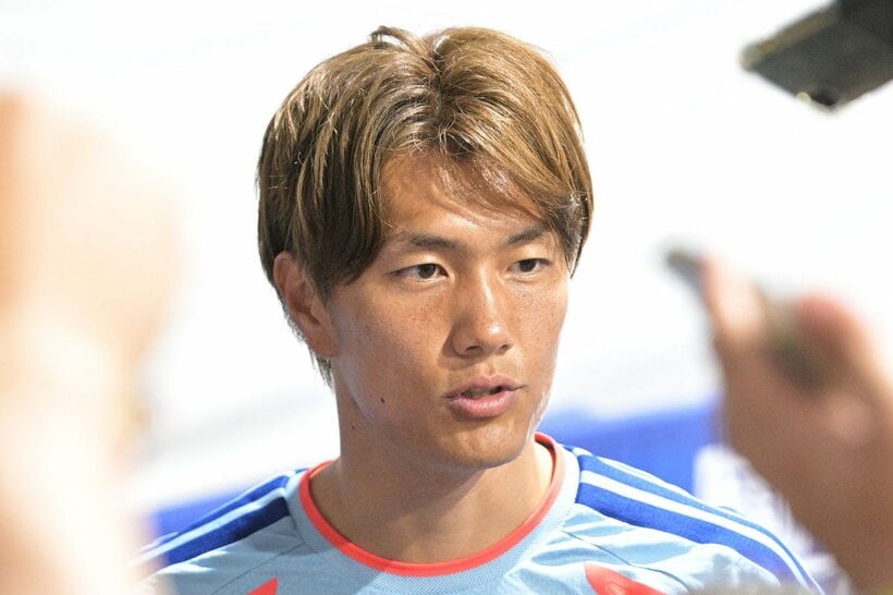 取材を受ける小川航基