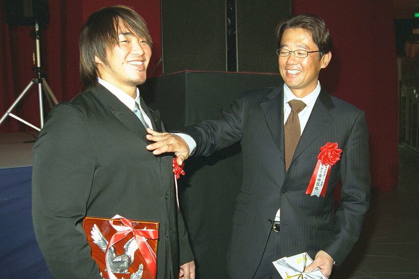 表彰式で立命館大学の先輩・古田敦也（右）と対面する棚橋弘至（2002年）