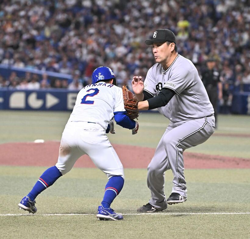５回、中日・田中幹也（左）に対して走塁妨害を取られた巨人・田中将大