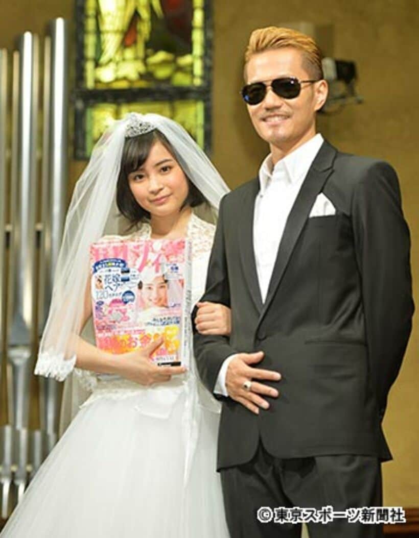 広瀬（左）のウエディングドレス姿にＡＴＳＵＳＨＩもメロメロ