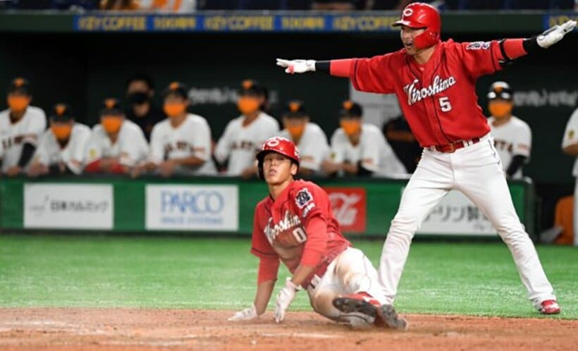  ９回、松山の一打で一塁から一気に本塁突入した曽根。後方の長野は「セーフ」のポーズ