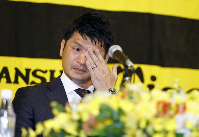  引退会見で涙を見せる阪神・中田（代表撮影）