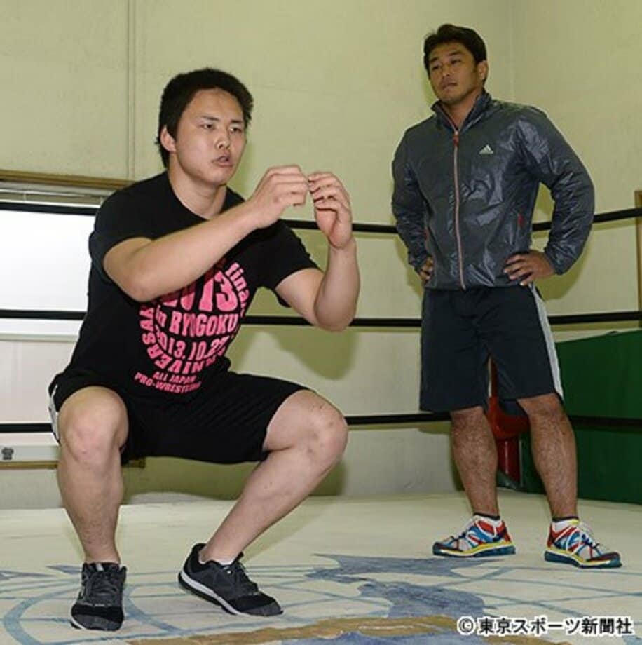 デビュー戦をひかえ青木篤志（右）に練習を見てもらう、全日本プロレス・野村直矢