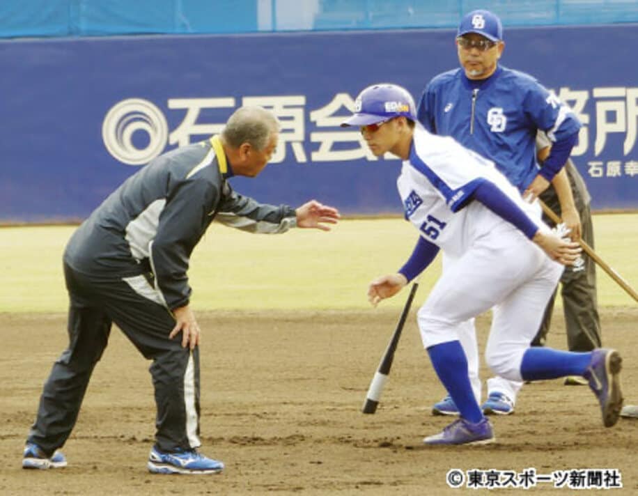  福本臨時コーチ（左）の指導を受ける京田