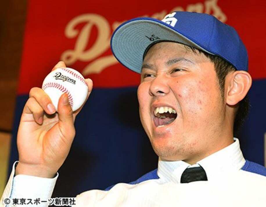  入団会見に臨んだ鈴木博はボールを手に怪気炎を上げた