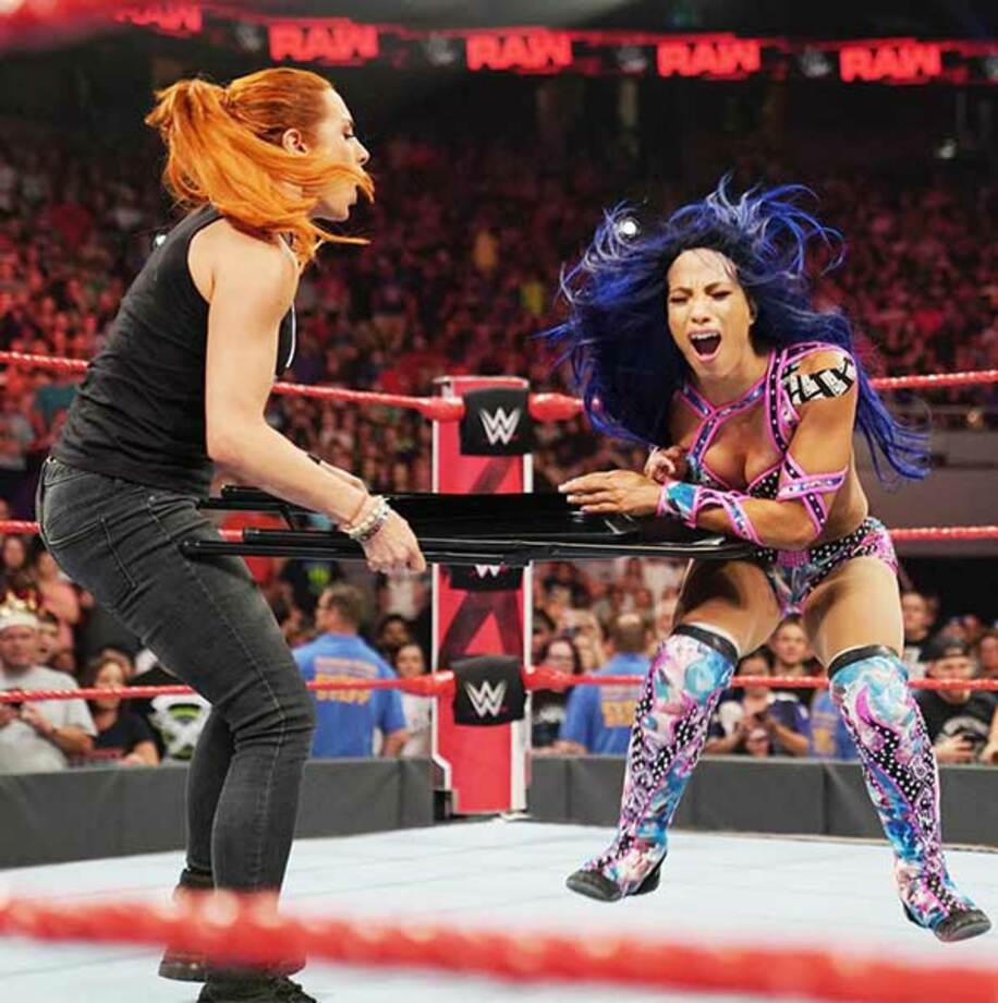  乱入したベッキー・リンチ（左）がサーシャ・バンクスにイス攻撃（Ｃ）2019 WWE, Inc. All Rights Reserved.