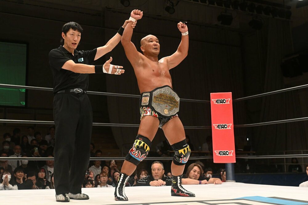 ノア・小峠篤司にを下し、世界ヘビー級新王者となった田中将斗(右)