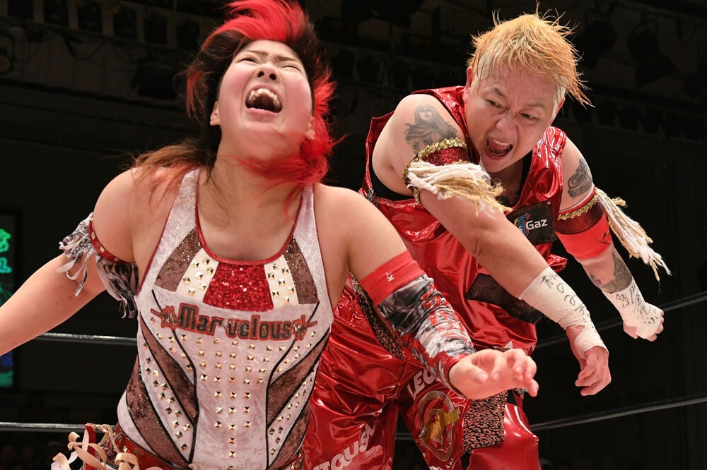 長与(右)は彩羽に〝鉄拳〟