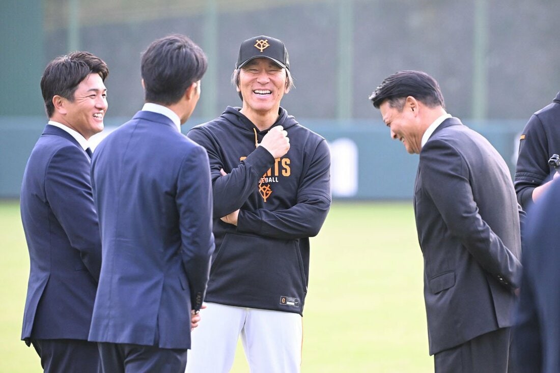 新任の高橋ヘッド(左端)、清水打撃コーチ(左から2人目)らと談笑する巨人・松井新監督