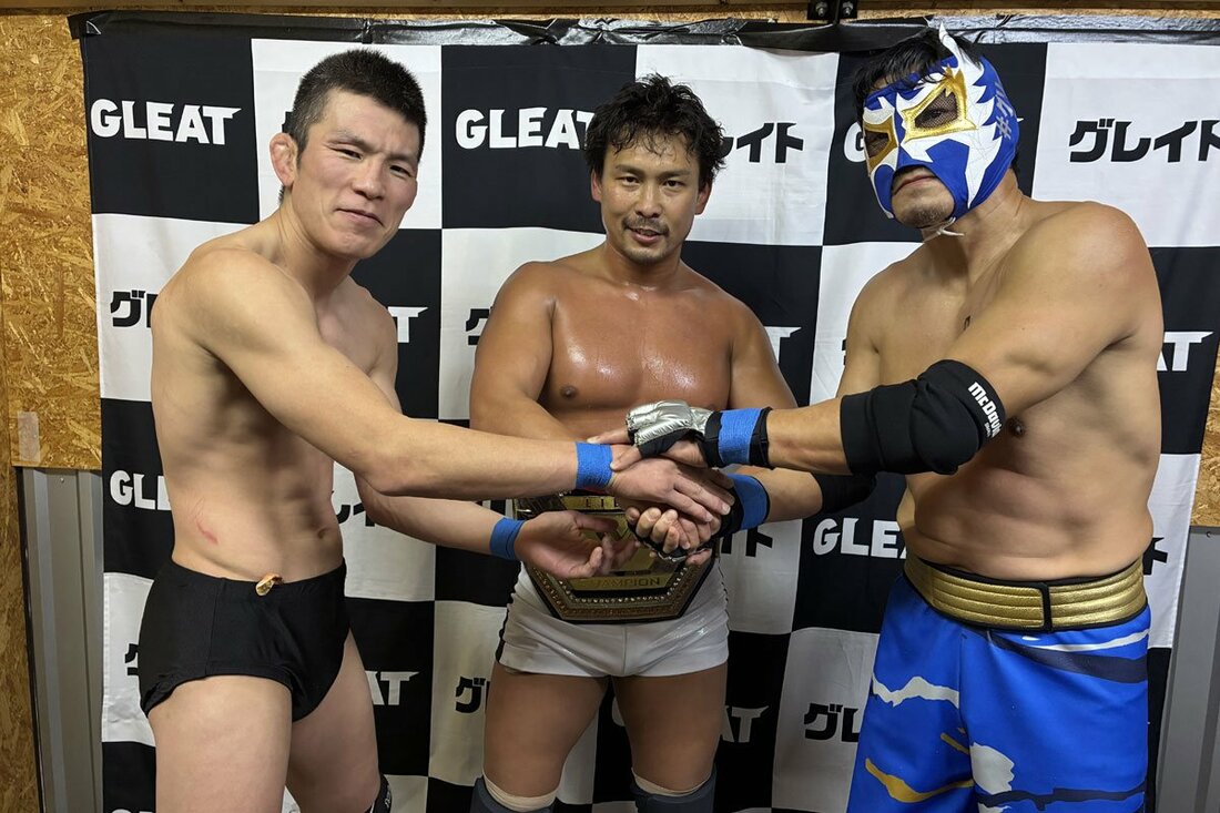 試合後、協力関係になった青木真也(左)、中嶋勝彦(中)、ケンドー・カシン