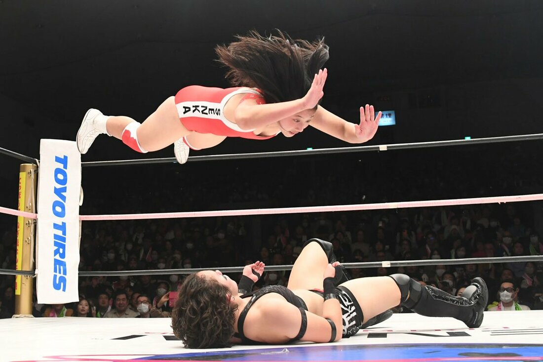 スパイク・ニシムラ(下)をダイビングボディ―プレスで仕留めた暁千華