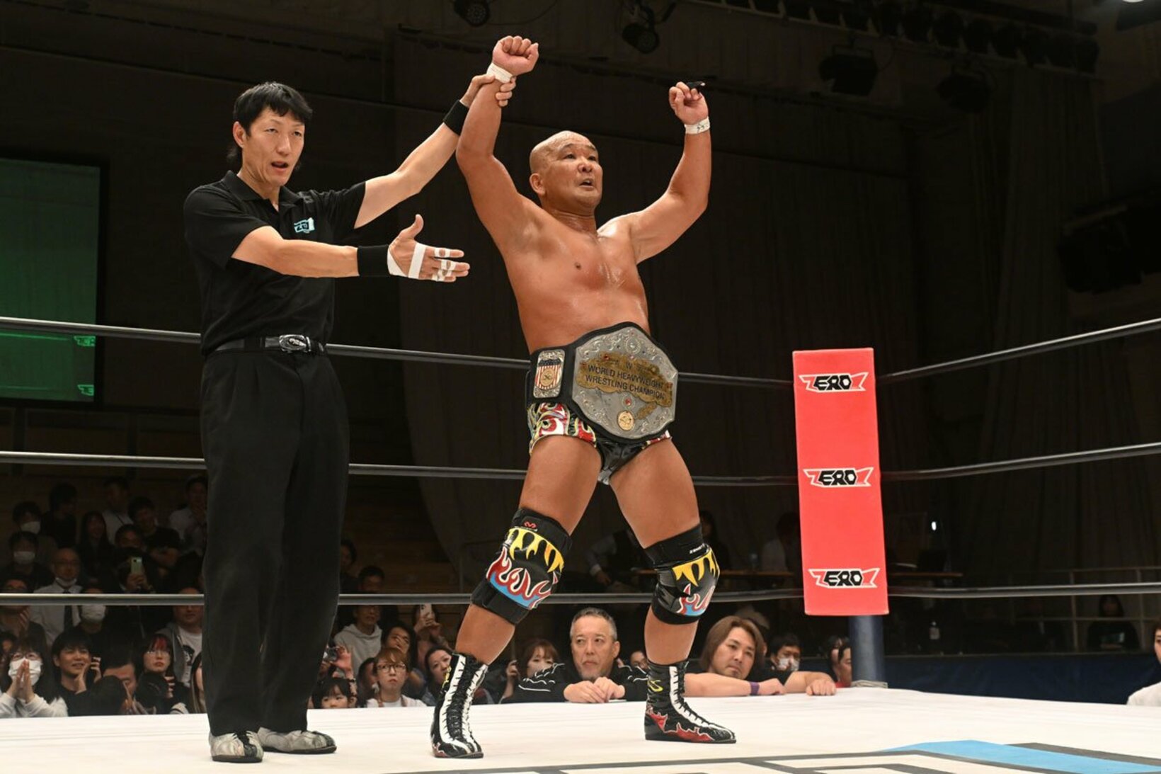 ノア・小峠篤司にを下し、世界ヘビー級新王者となった田中将斗(右)