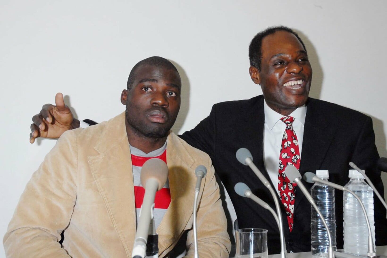 ボビー・オロゴンとムルアカ氏（２００６年）