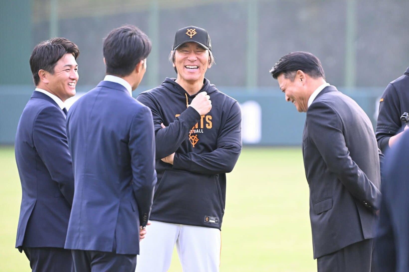 新任の高橋ヘッド(左端)、清水打撃コーチ(左から２人目)らと談笑する巨人・松井新監督