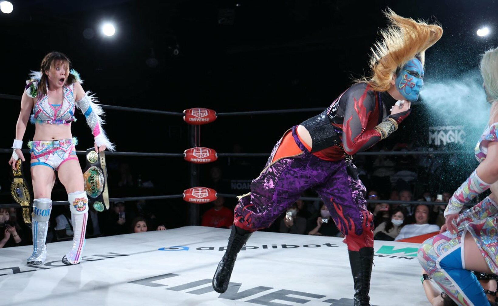 Chi Chi(右)に毒霧を放つ愚零闘咲夜