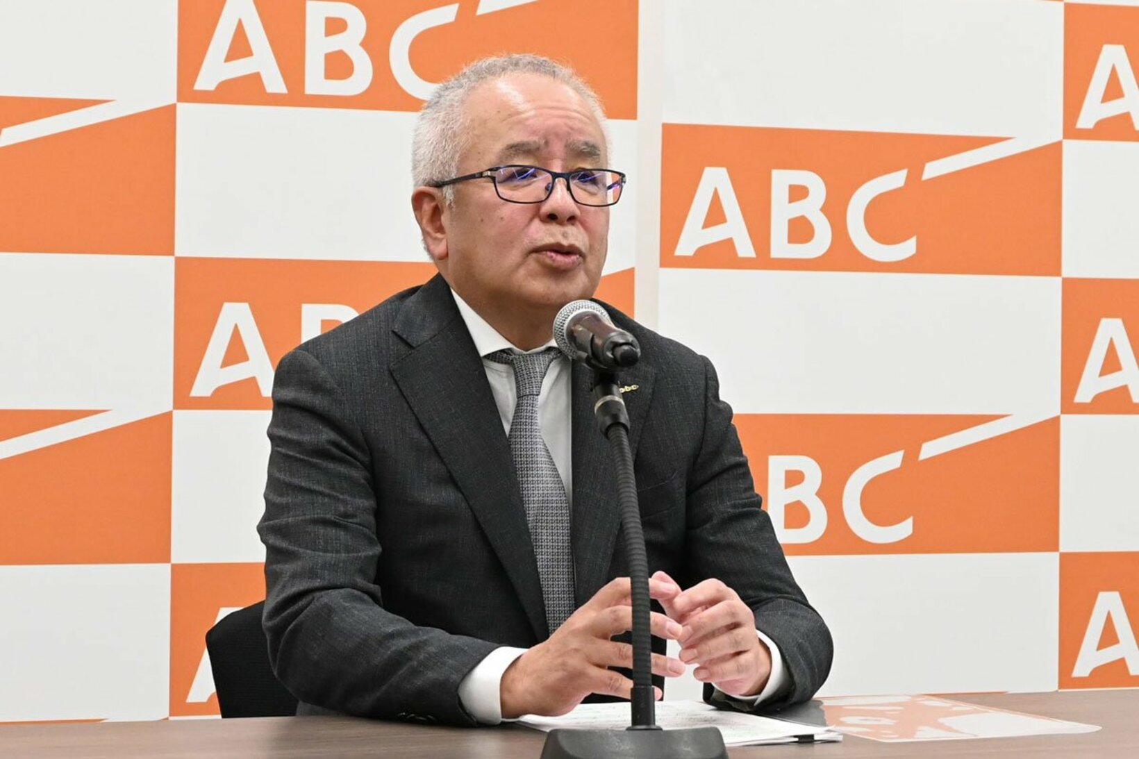 新春社長記者会見に出席したABCの山本晋也社長