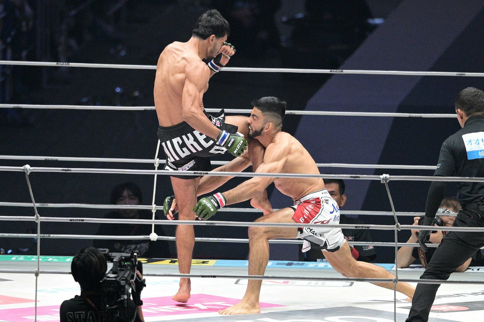 ホベルト・サトシ・ソウザ(右)を一撃でKOしたイルホム・ノジモフ